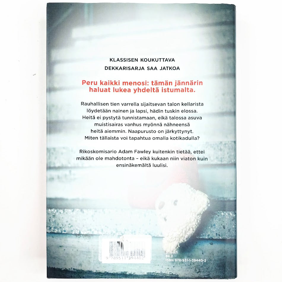 Cara Hunter: Pimeyteen