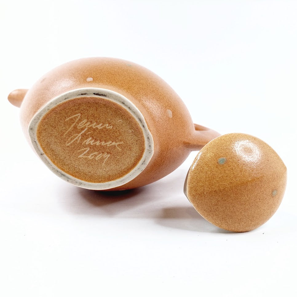 Jenni Linnove keraaminen kannu