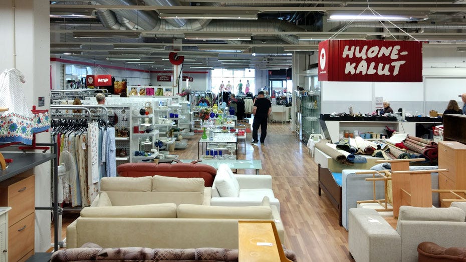 Huonekaluaosastoa ja muuta myymälänäkymää Kontissa.