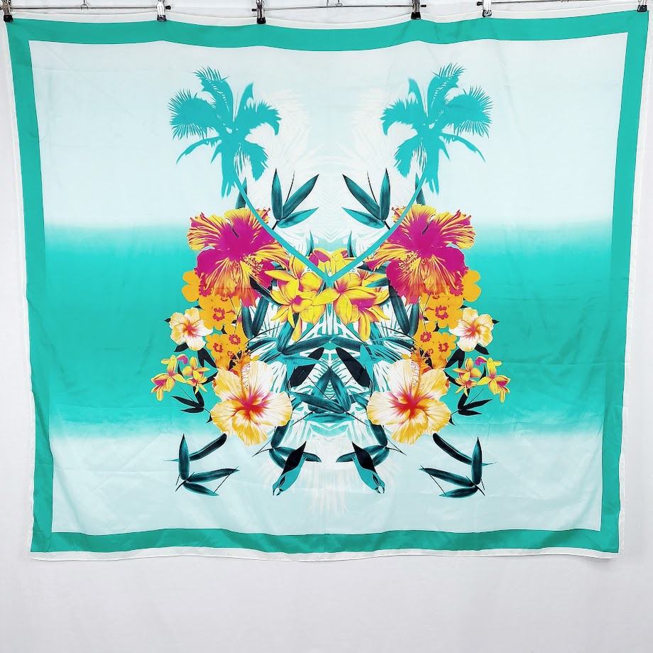 Kukkakuviollinen huivi 150 x 130 cm