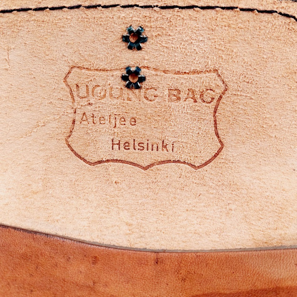 Young Bag Ateljee nahkavyö laukulla