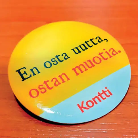 Vanha rintamerkki, jossa teksti "En osta uutta, ostan muotia. Kontti"