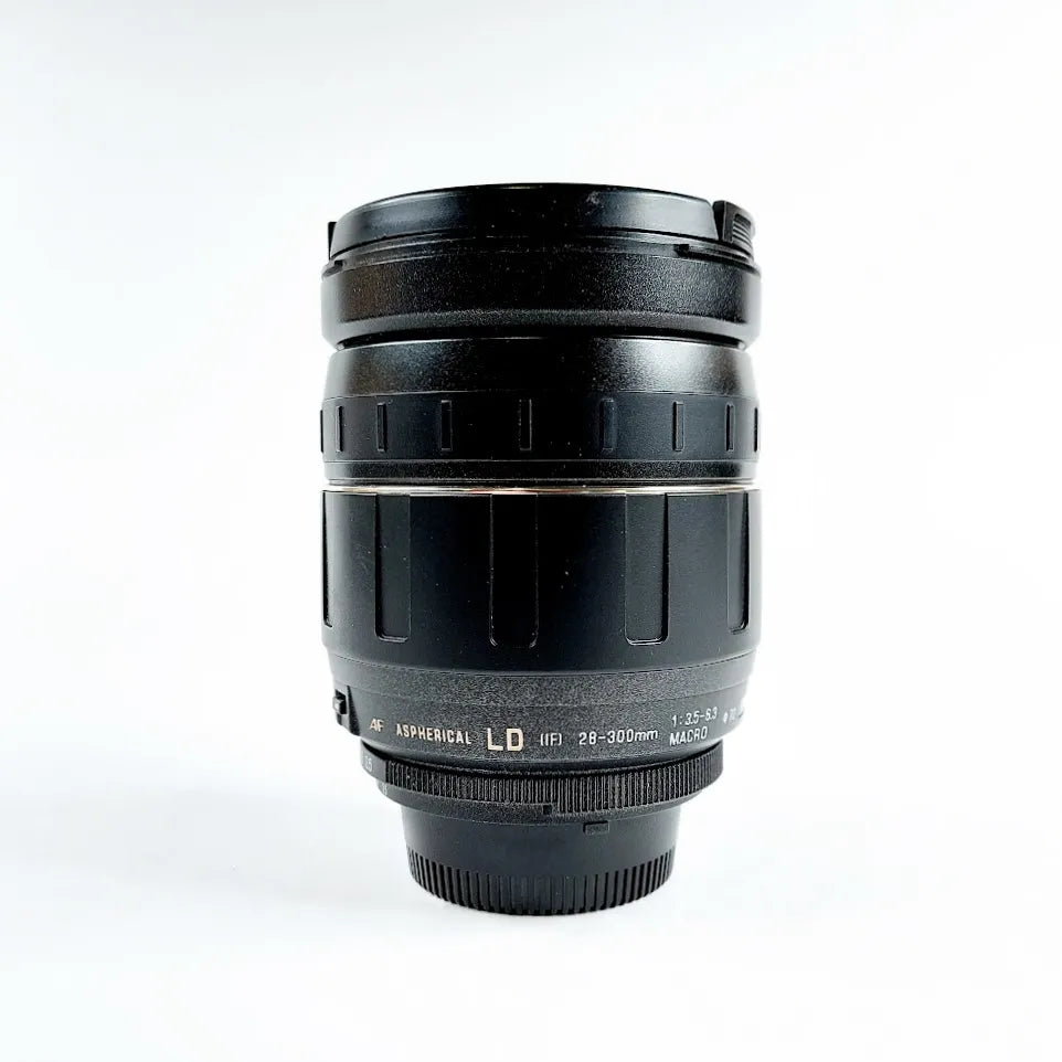Nikon D90 järjestelmäkamera ja Tamron 28-300 mm objektiivi