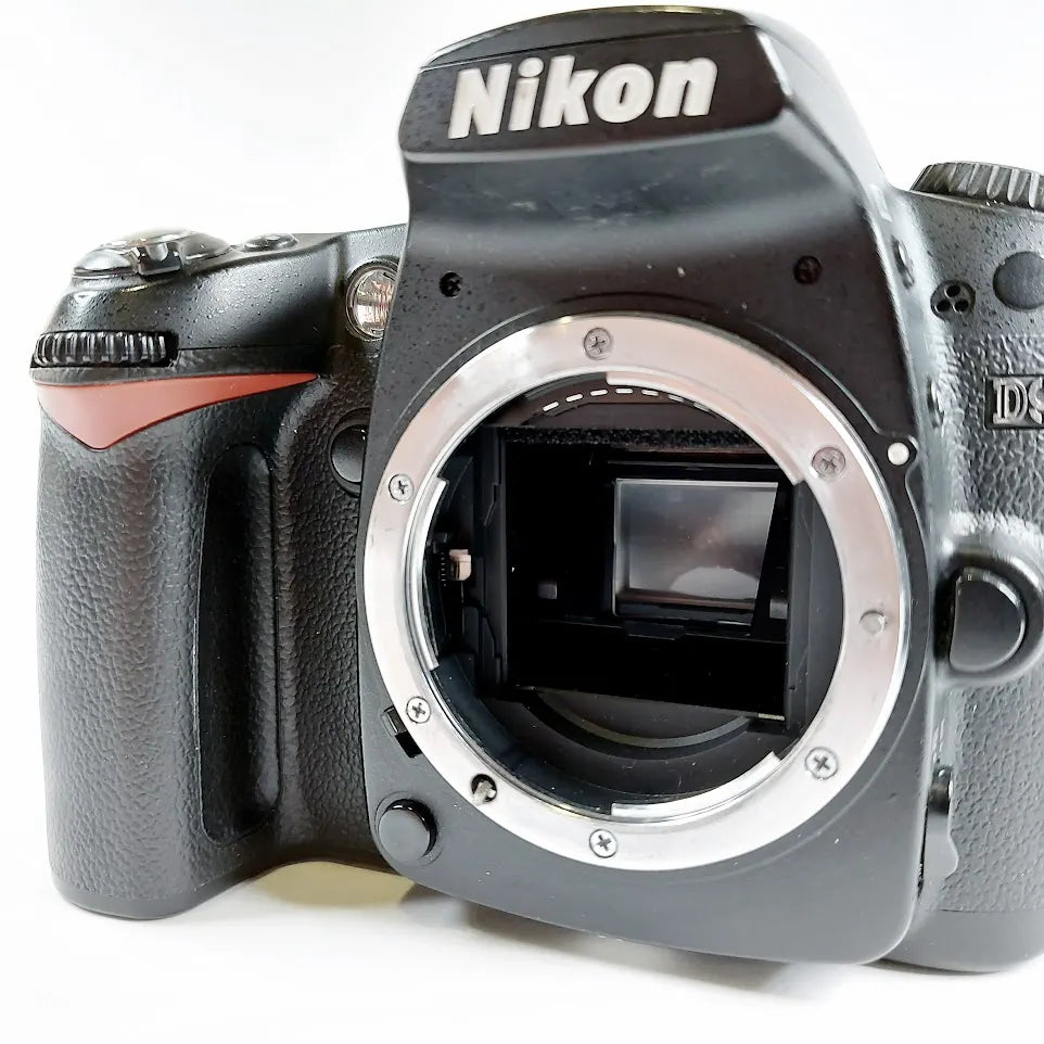 Nikon D90 järjestelmäkamera ja Tamron 28-300 mm objektiivi