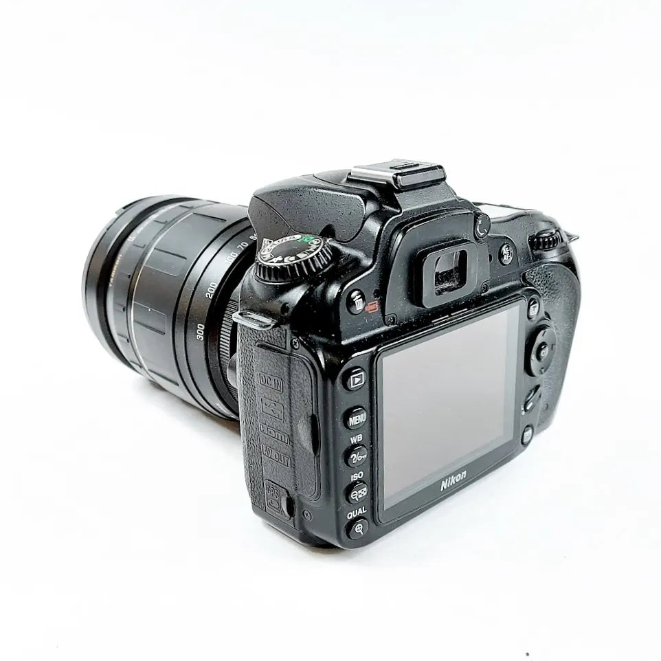Nikon D90 järjestelmäkamera ja Tamron 28-300 mm objektiivi