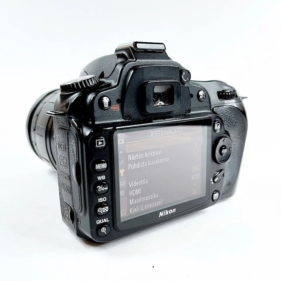 Nikon D90 järjestelmäkamera ja Tamron 28-300 mm objektiivi