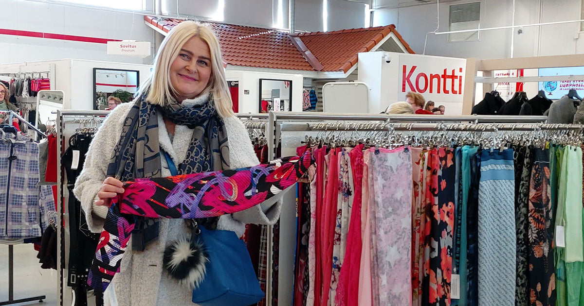 Henkilö esittelee löytämäänsä huivia myymälässä