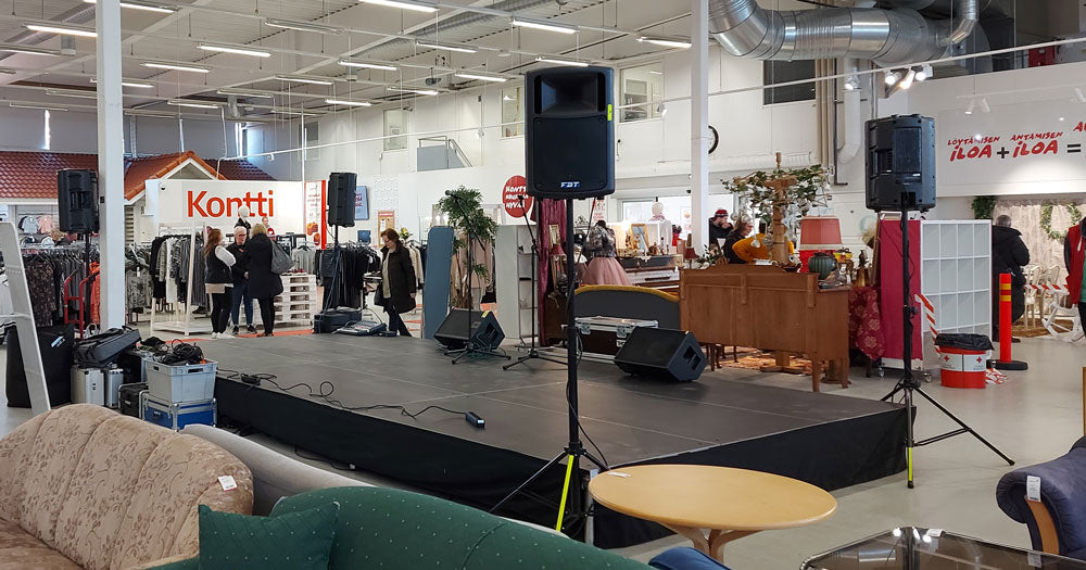 Muotinäytöslava keskellä myymälää