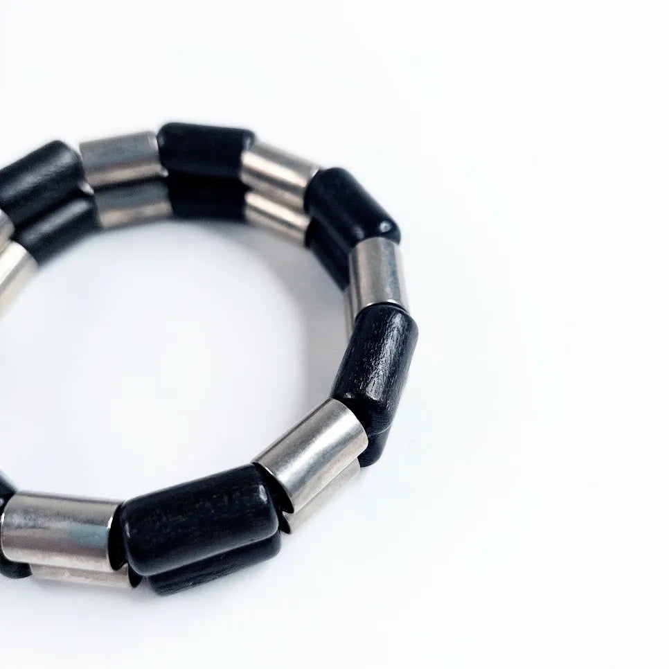 Puu ja metalli rannekoru musta