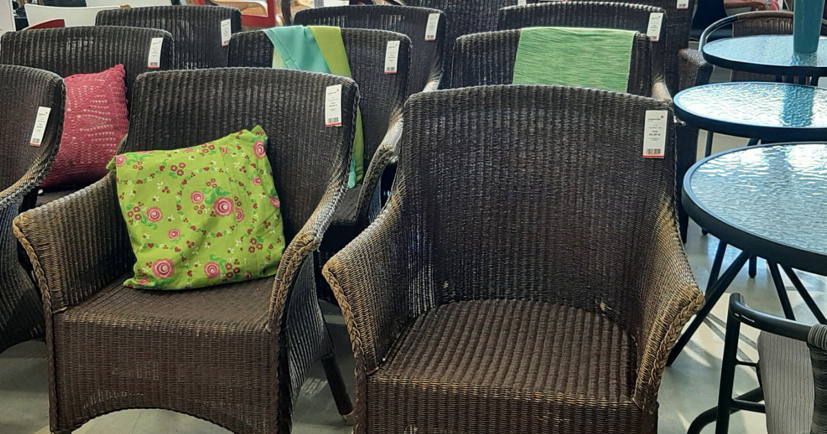 Paljon rottinkituoleja esillä myymälässä.