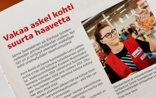 Vuosiraportin sivu, jossa työntekijän kuva, tekstiä ja otsikko "Vakaa askel kohti suurta haavetta"