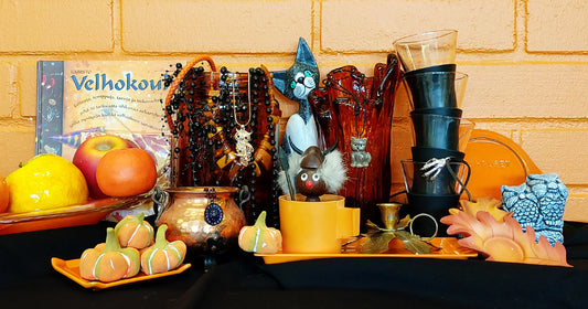 Oransseja ja mustia halloween-teemaisia sisustustavaroita