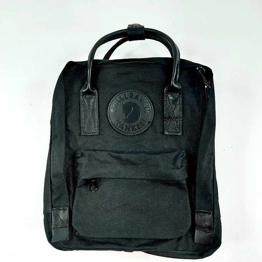 Fjällräven Kånken No. 2 Black Mini ja sadesuoja