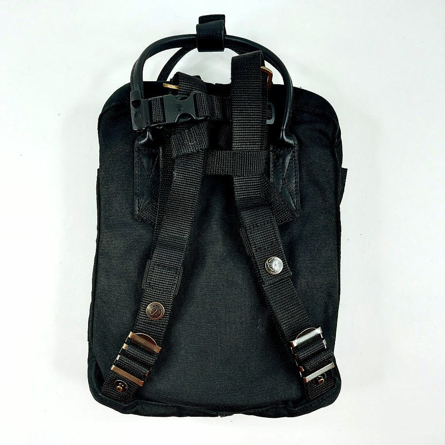 Fjällräven Kånken No. 2 Black Mini ja sadesuoja