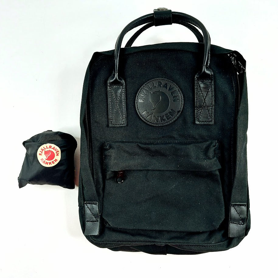 Fjällräven Kånken No. 2 Black Mini ja sadesuoja