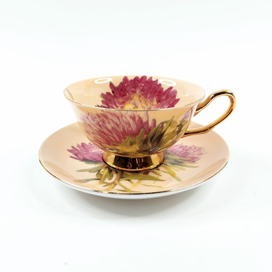 Englantilainen posliinikuppi ja aluslautanen