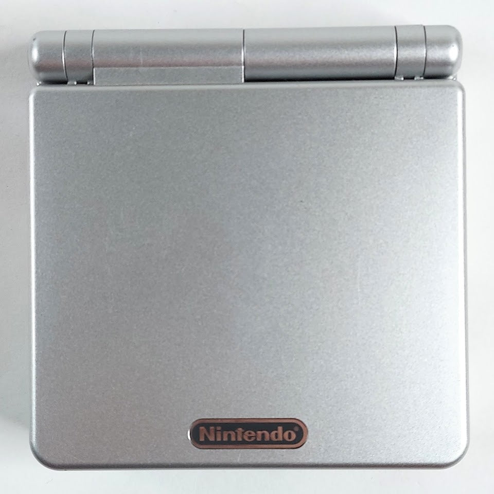 Game Boy Advance SP ja säilytyspussi