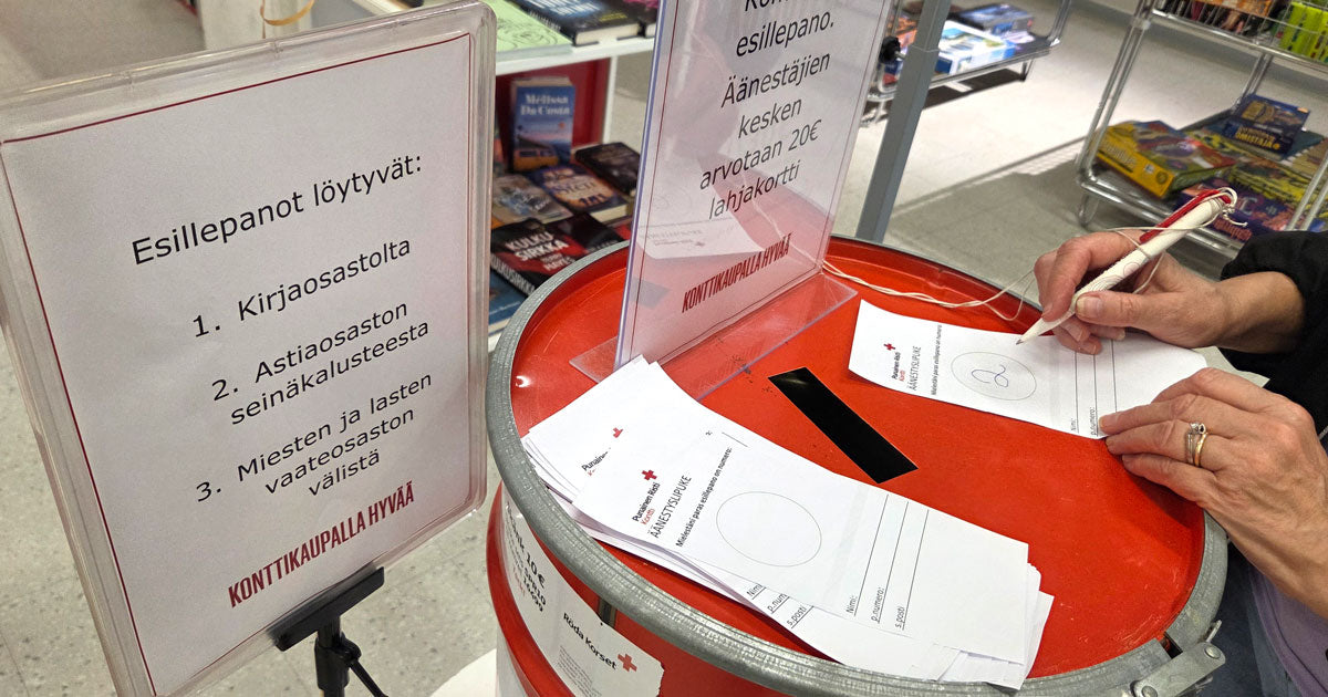 Esllepanoäänestyksestä kertovia kylttejä ja henkilön kädet kirjoittamassa äänestysnumeroa lappuun. 