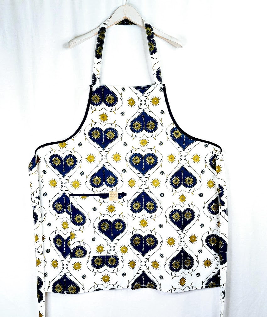 Käsityökeskus Kankurin Ilo esiliina