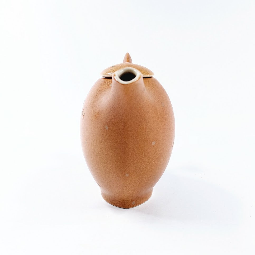 Jenni Linnove keraaminen kannu