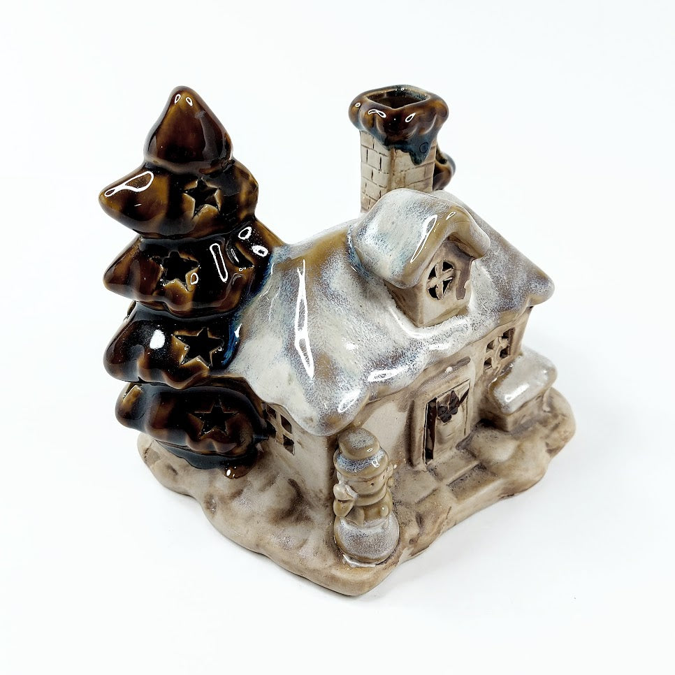 Keraaminen tuikkulyhty talo