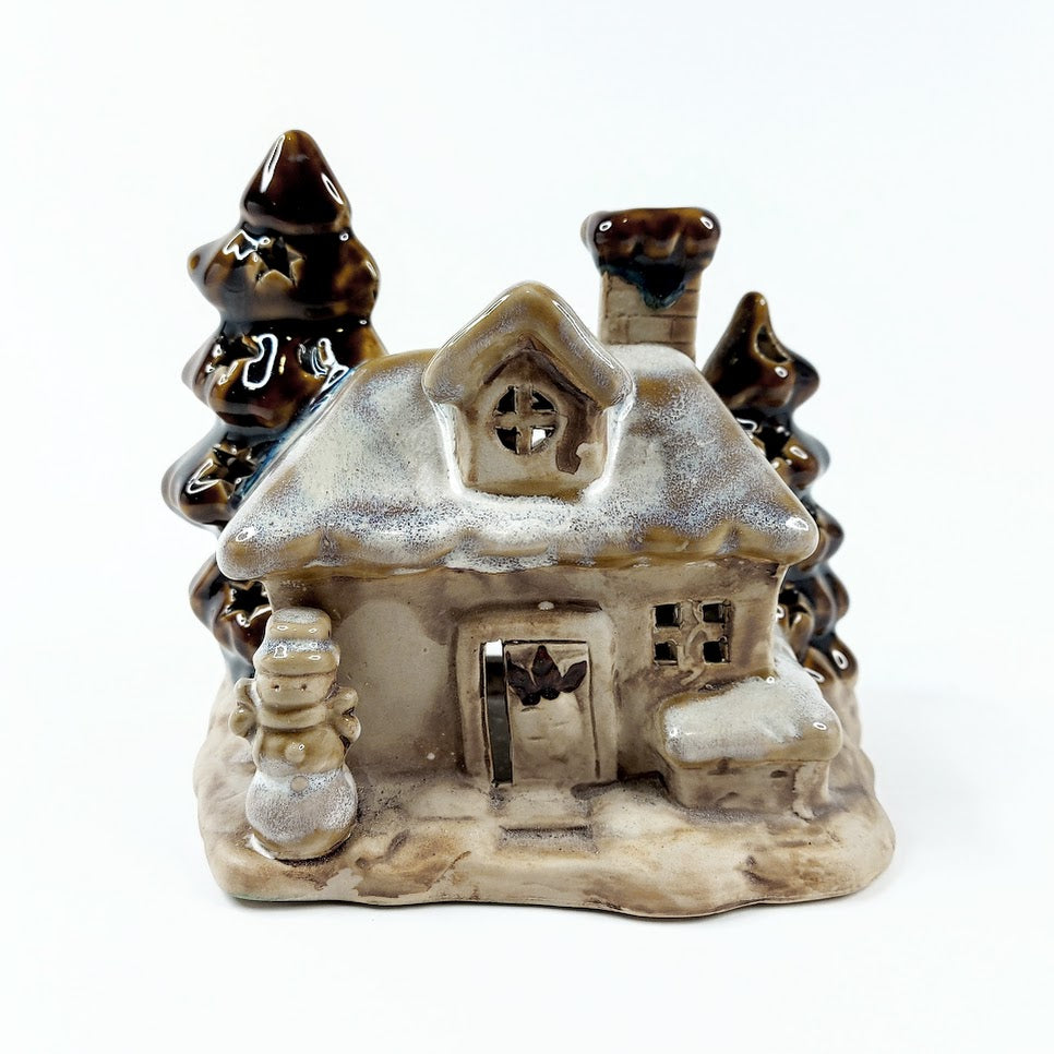 Keraaminen tuikkulyhty talo