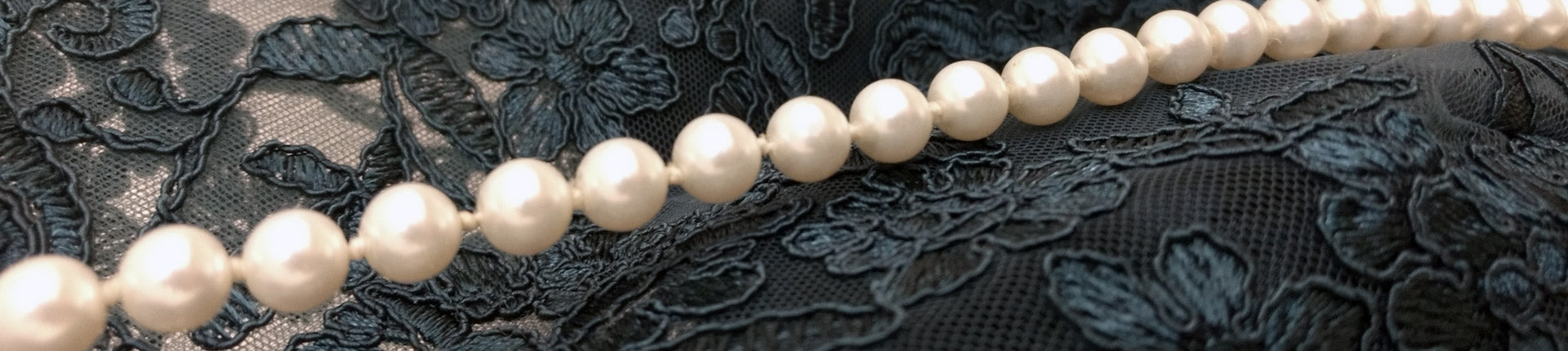 Kontti helmet ja tummanvihreää pitsiä