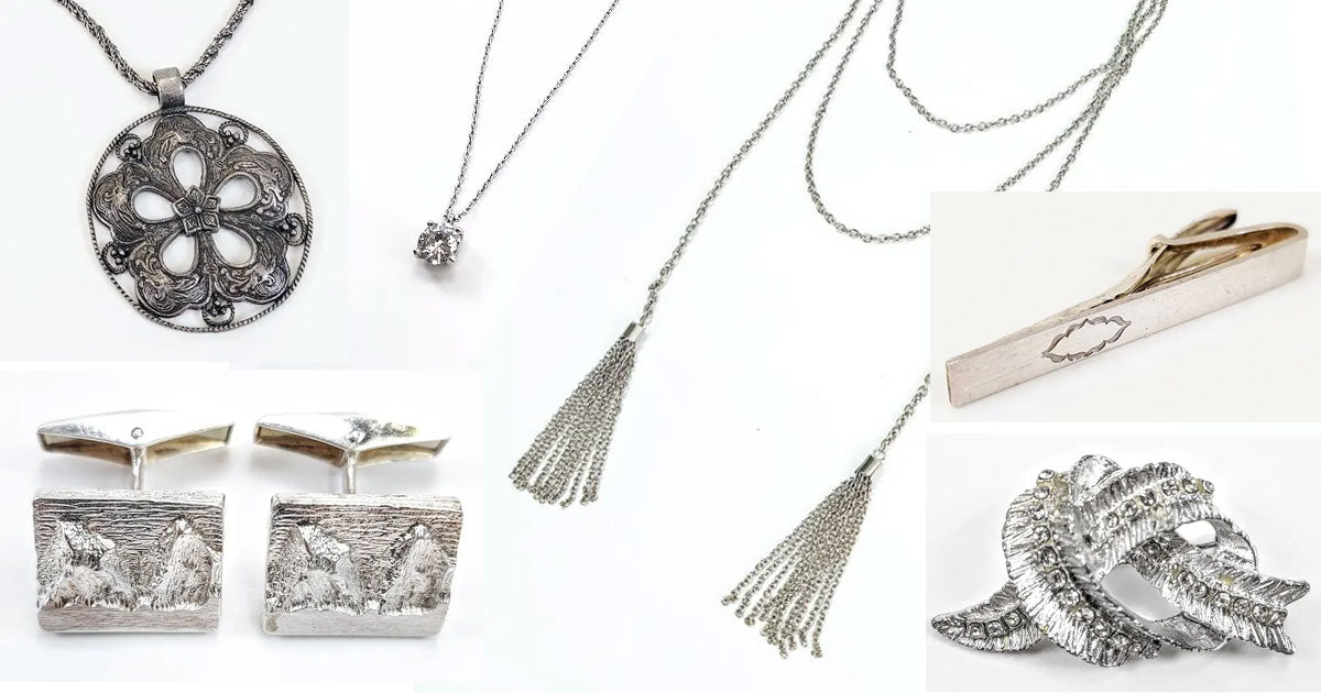 Kollaasissa useita hopeisia koruja, kalvosinnapit ja solmioneula valkoisella taustalla.