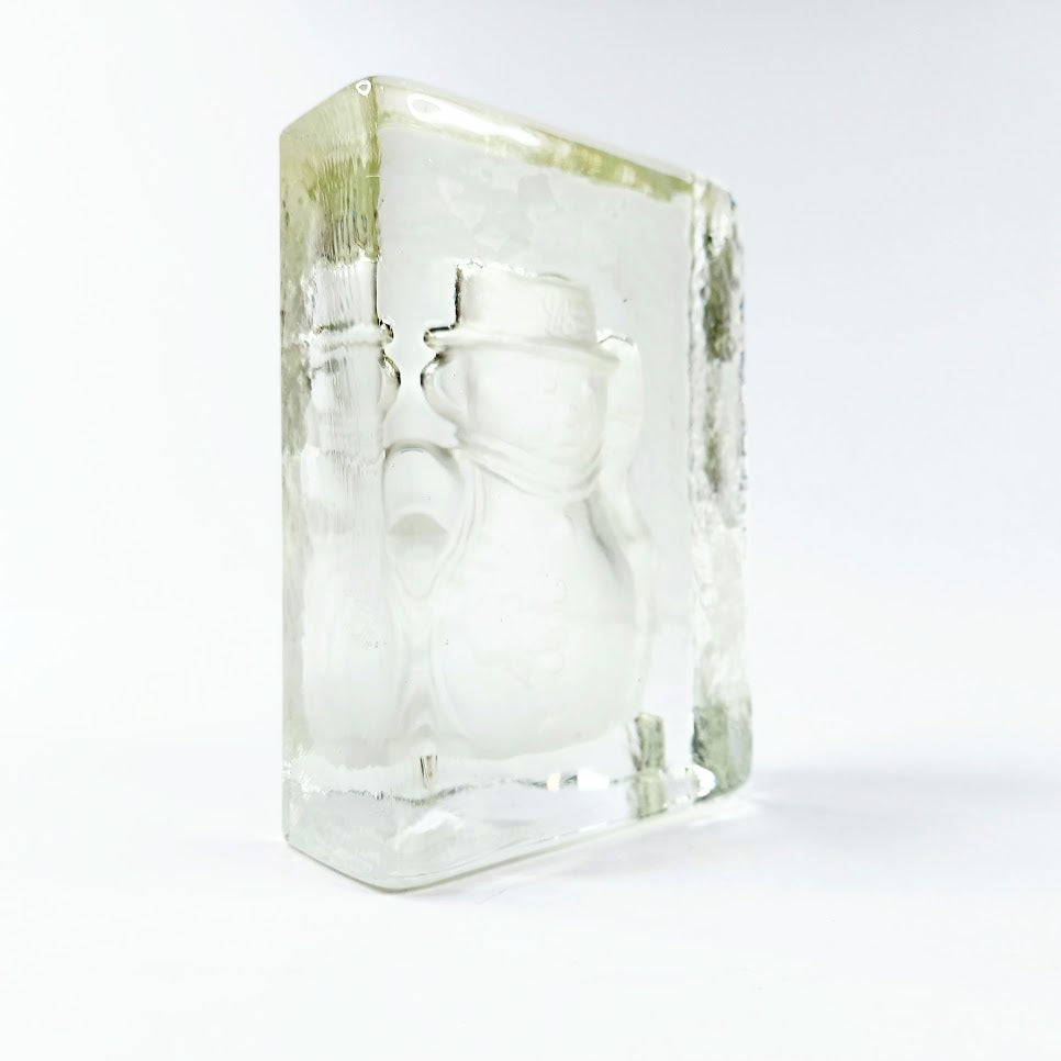 Lasinen lumiukko kynttilälyhty