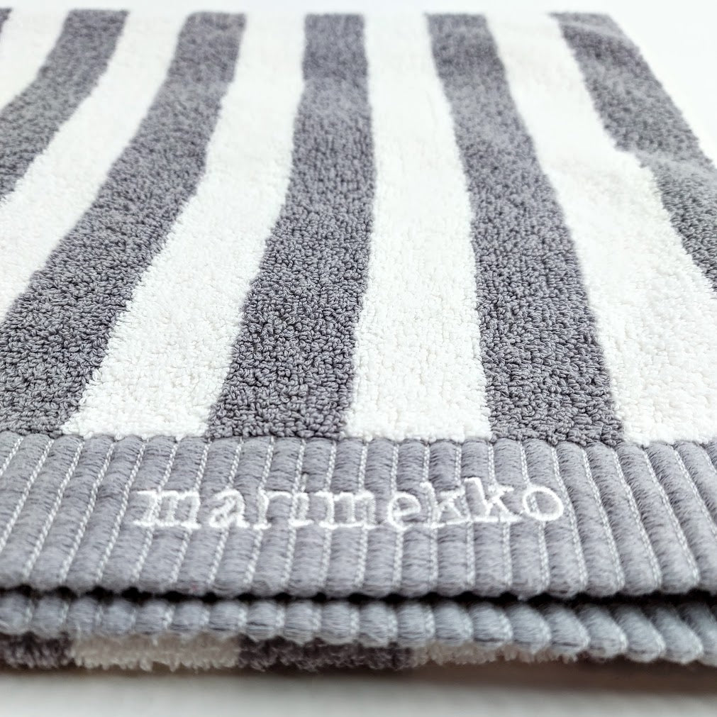 Marimekko Kaksi raitaa kylpypyyhe 59x126 cm