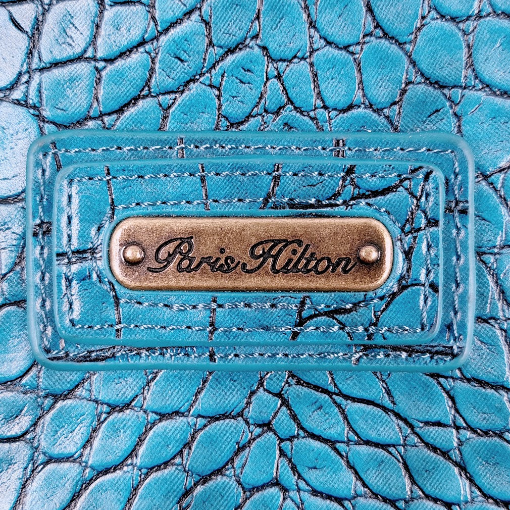 Paris Hilton turkoosi laukku