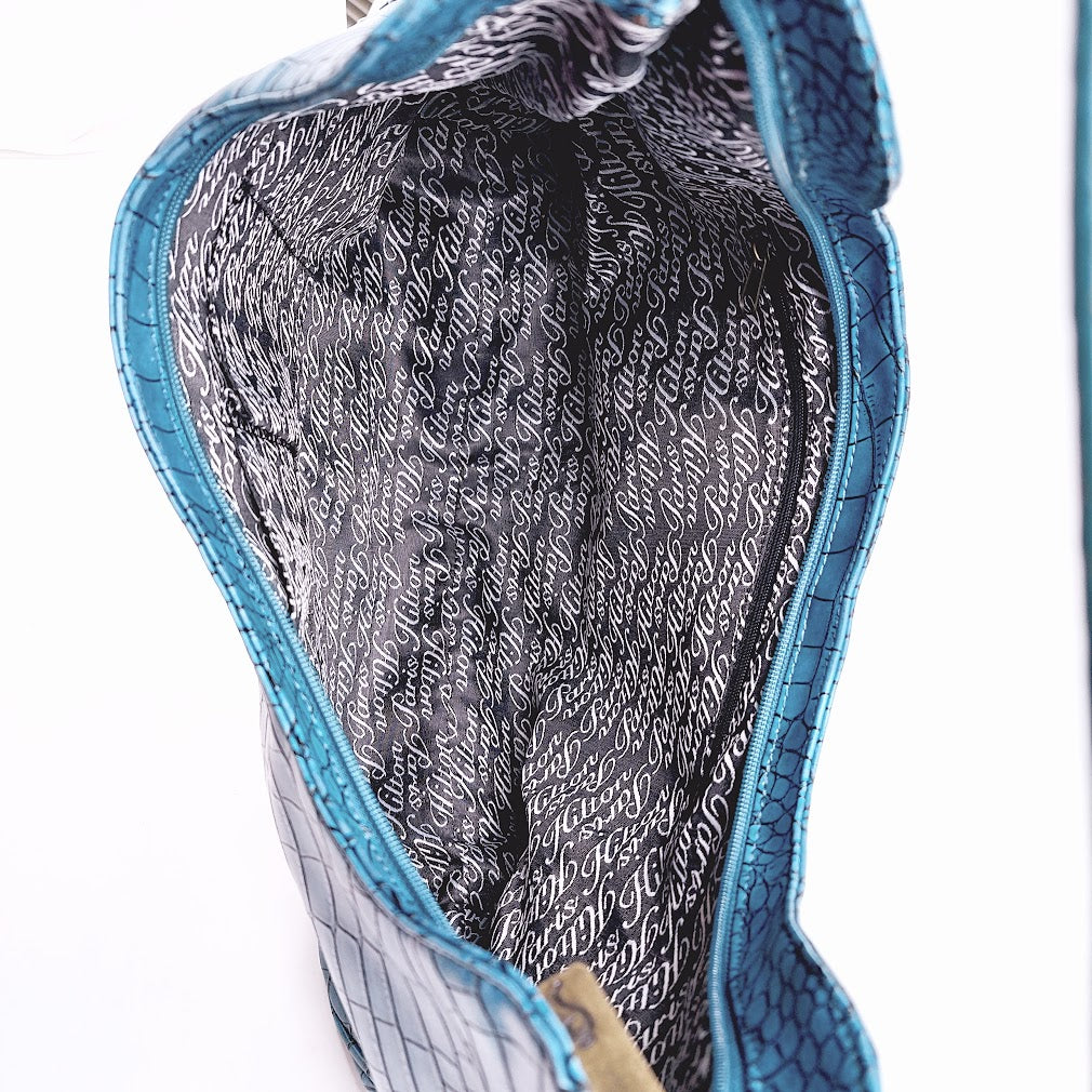 Paris Hilton turkoosi laukku