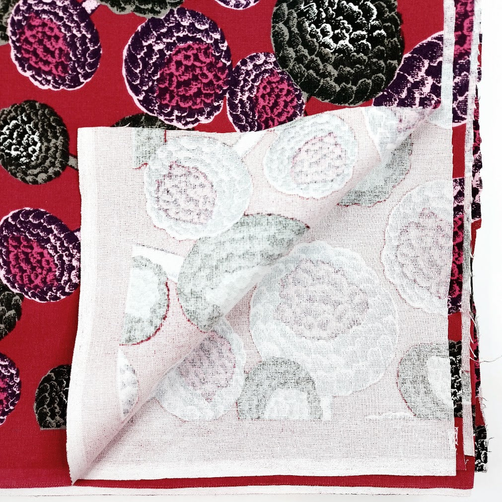 Pentik punapohjainen kangas 152x240 cm