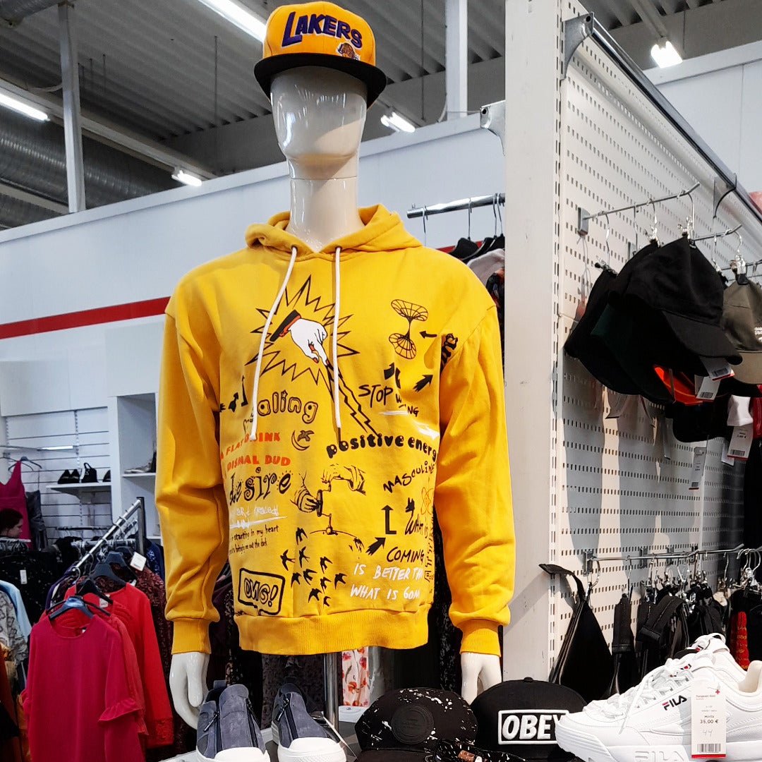 Miesten streetmuotia mallinuksen päällä.
