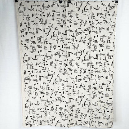 Pöytäliina kalliomaalauskuosilla 150 x 198 cm