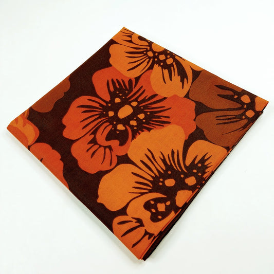 Retro kukkakuvioinen pöytäliina 120x126 cm