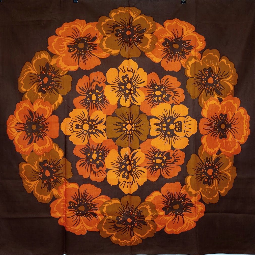 Retro kukkakuvioinen pöytäliina 120x126 cm