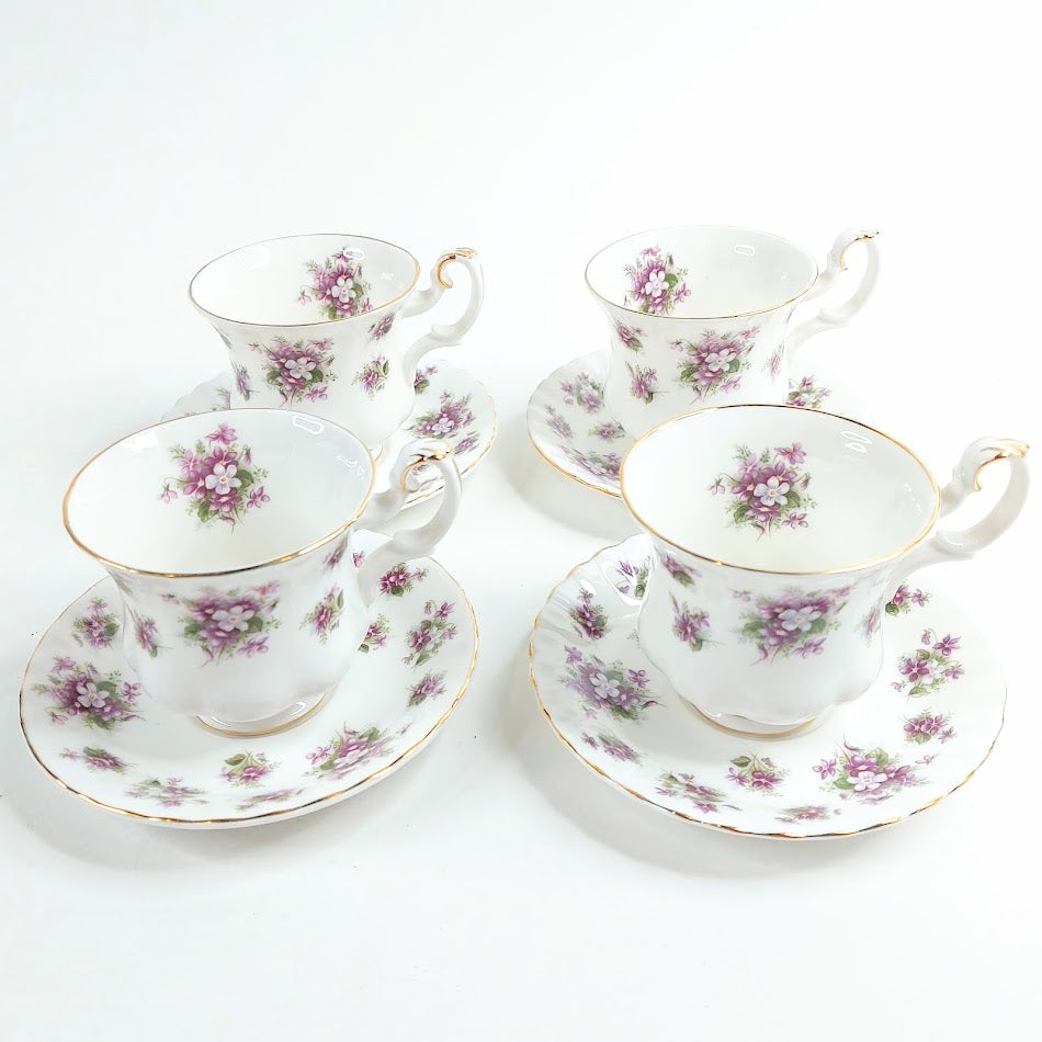 Royal Albert Sweet Violets teekuppi ja tassi 4kpl