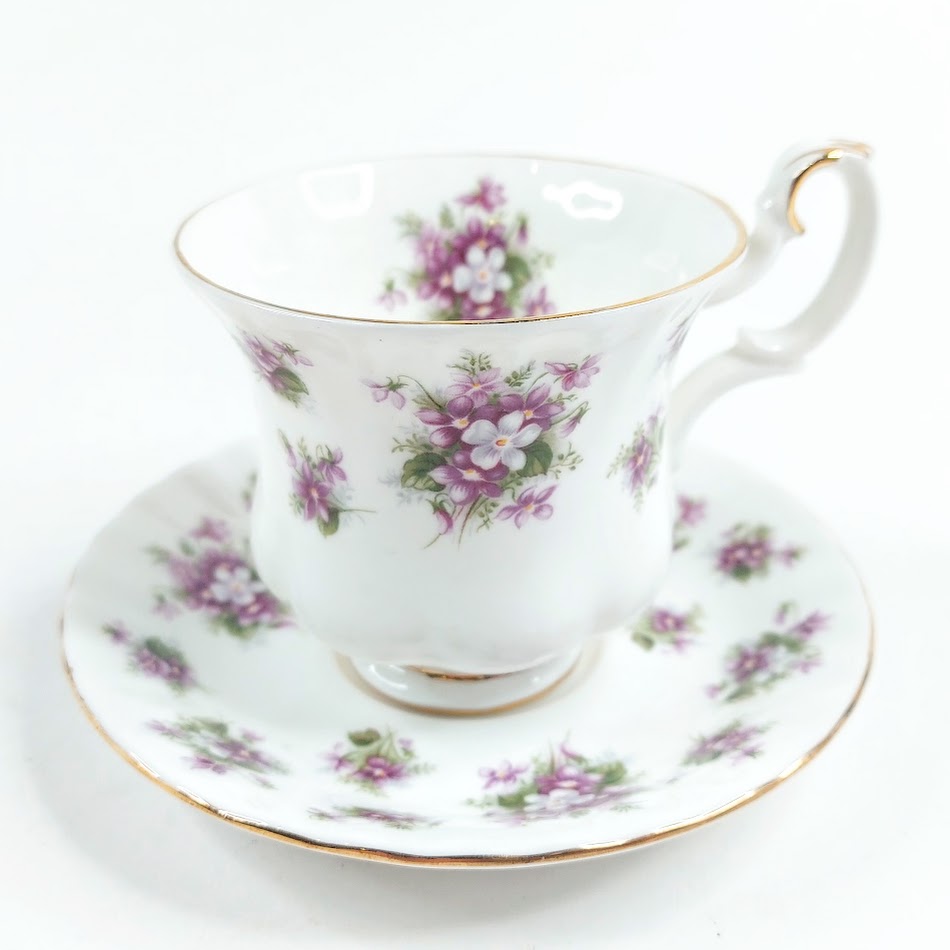 Royal Albert Sweet Violets teekuppi ja tassi 4kpl