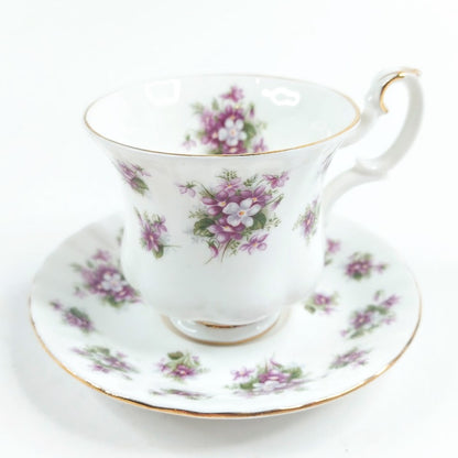 Royal Albert Sweet Violets teekuppi ja tassi 4kpl