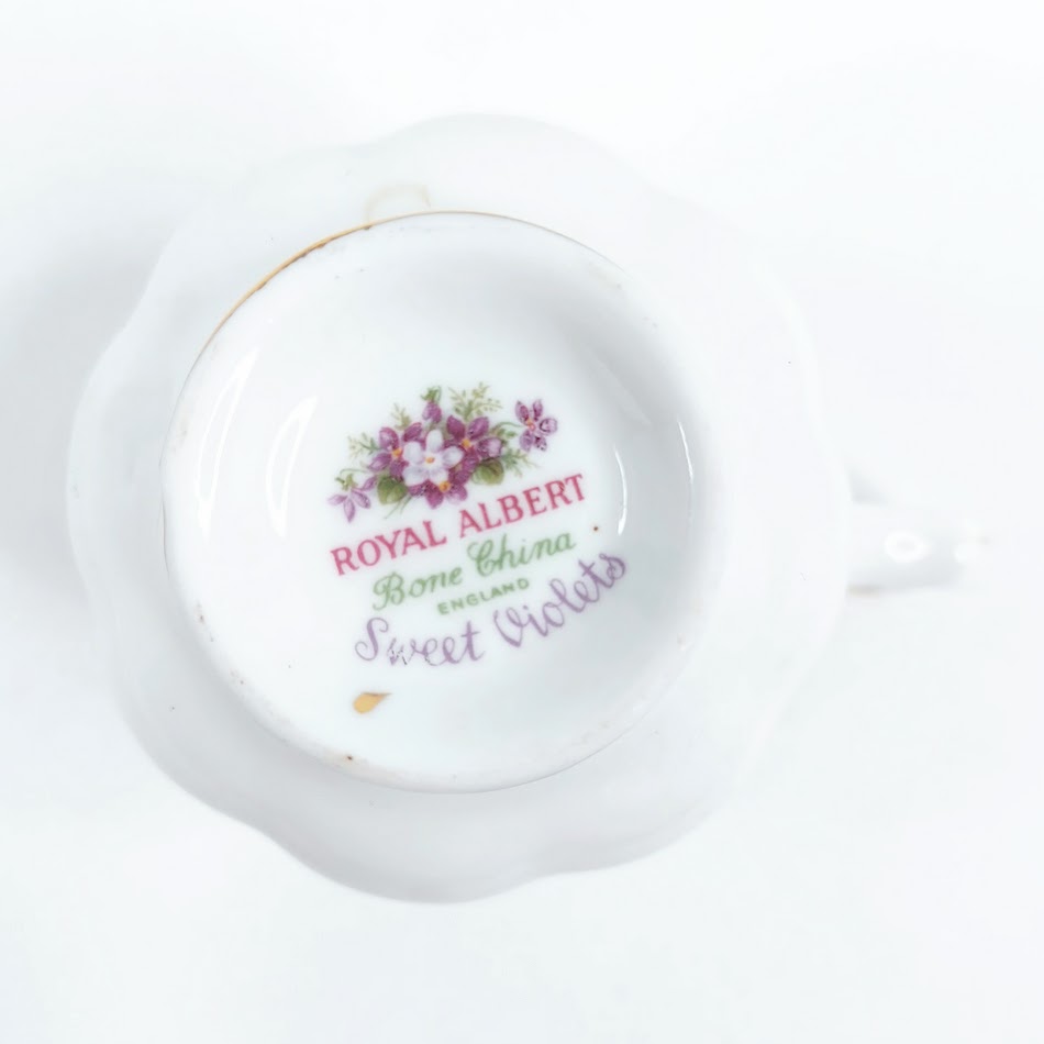 Royal Albert Sweet Violets teekuppi ja tassi 4kpl