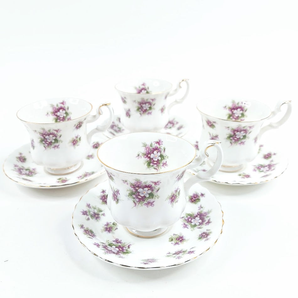 Royal Albert Sweet Violets teekuppi ja tassi 4kpl