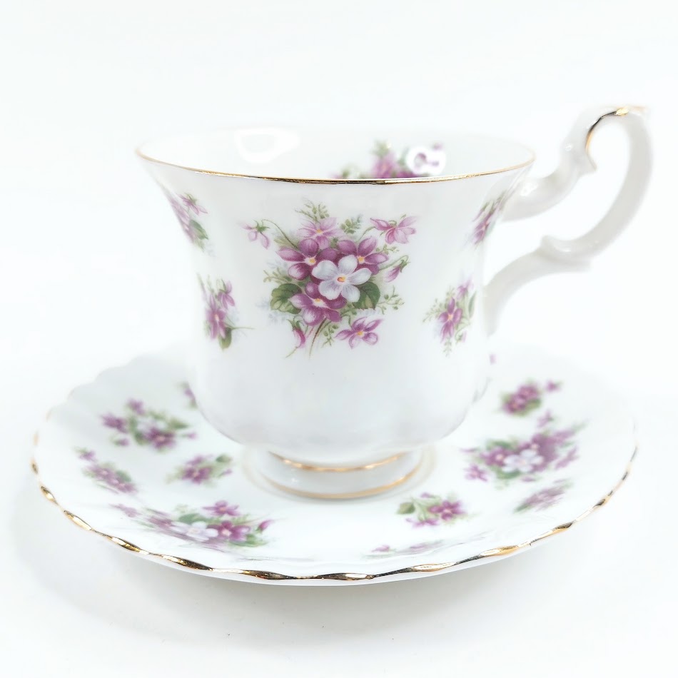 Royal Albert Sweet Violets teekuppi ja tassi 4kpl