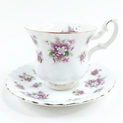 Royal Albert Sweet Violets teekuppi ja tassi 4kpl