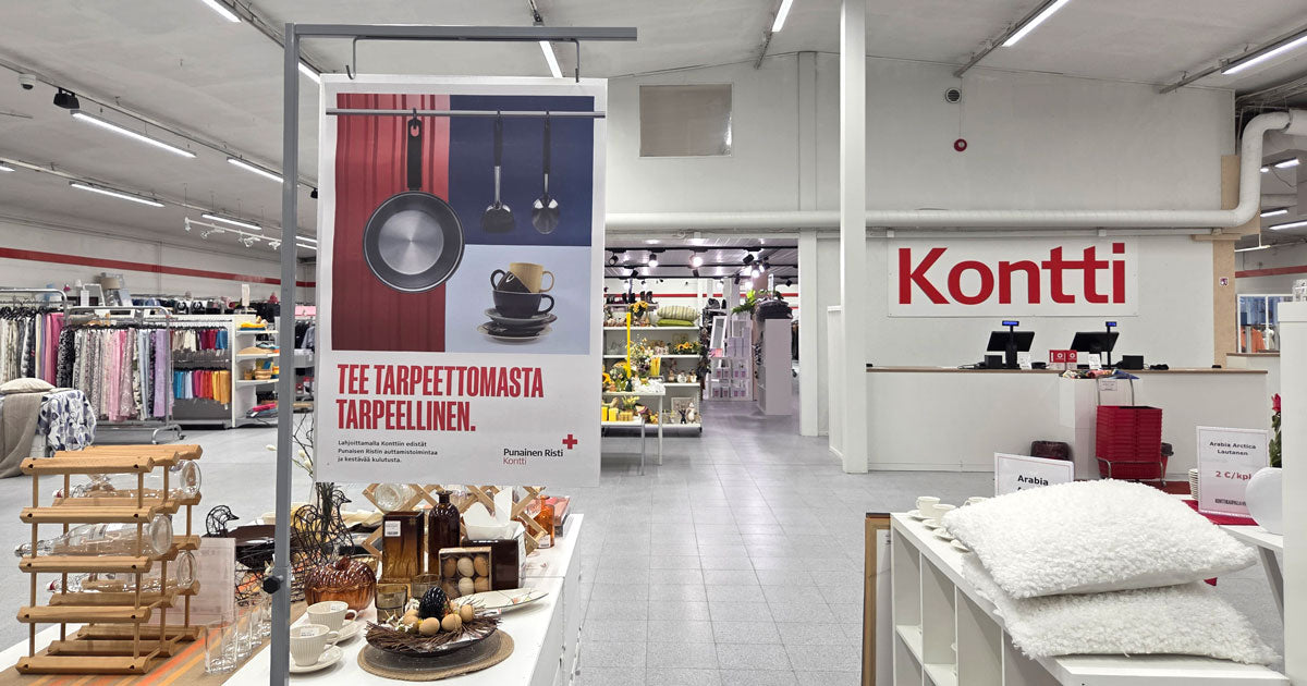 Kontti-myymälässä esillepanoja ja juliste, jossa lukee "Tee tarpeettomasta tarpeellinen"