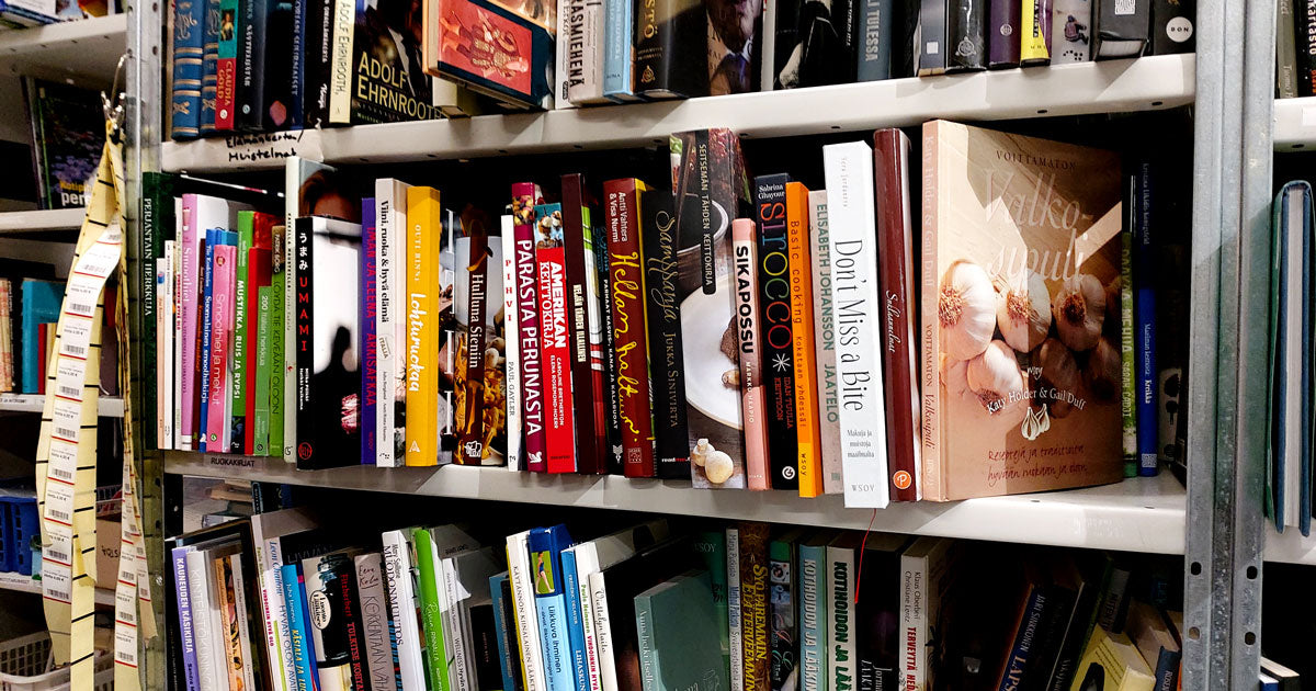 Varastohylly täynnä kirjoja.