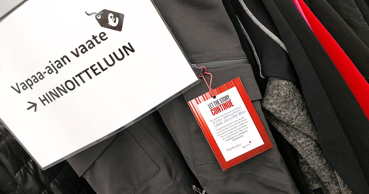 Housut roikkuvat vaaterekissä. Edessä lappu "Vapaa-ajan vaate hinnoitteluun". Housuissa kiinni lappu: "Let the story continue".