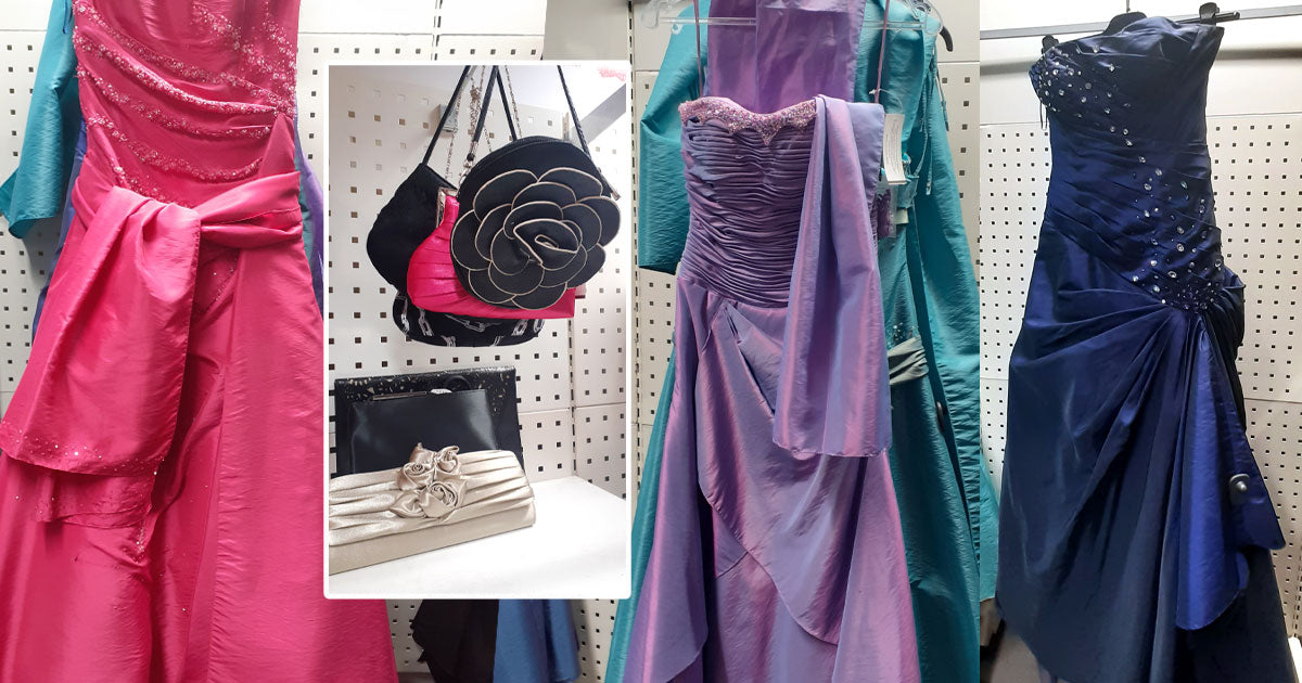 Kollaasissa erivärisiä tanssiaismekkoja roikkumassa henkarilla. Keskellä koristeellisia pikkulaukkuja. 