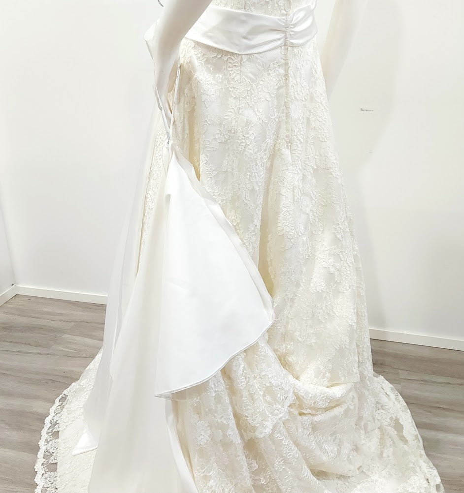 White Rose pitsihääpuku laahuksella koko 46