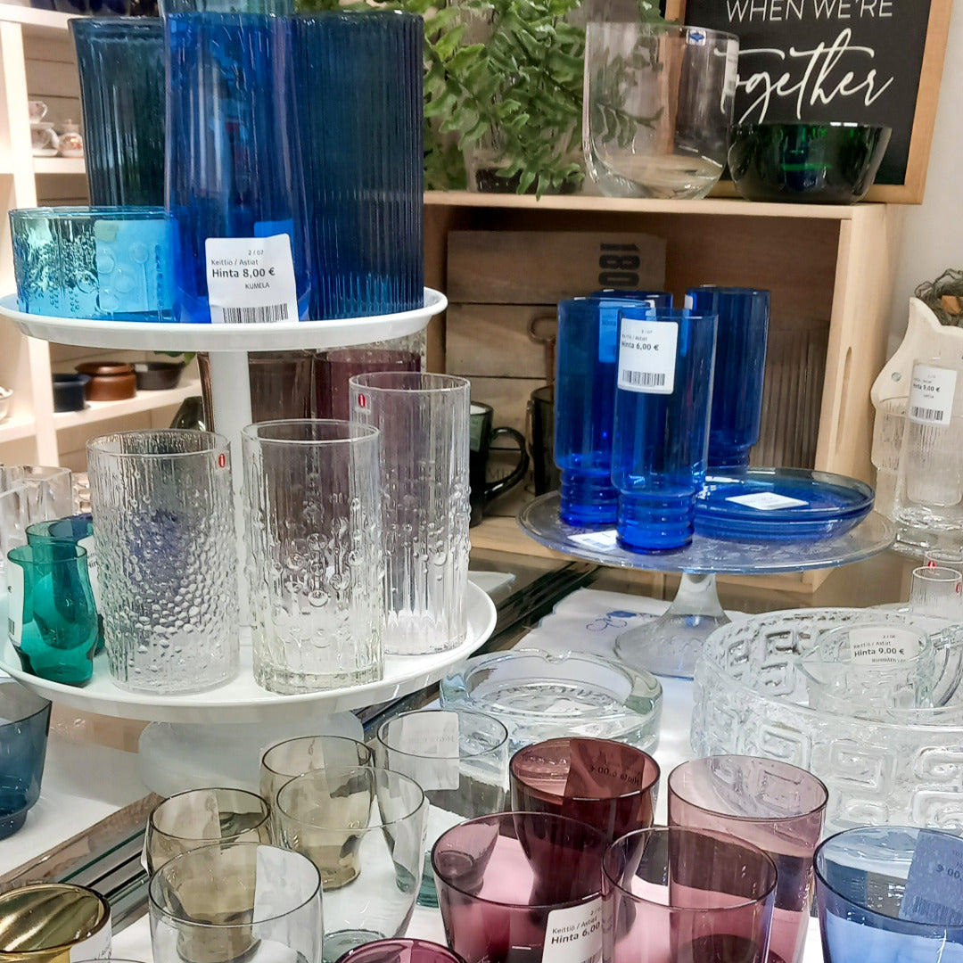 Suomalaista design-lasia kuten juomalaseja ja maljakoita.